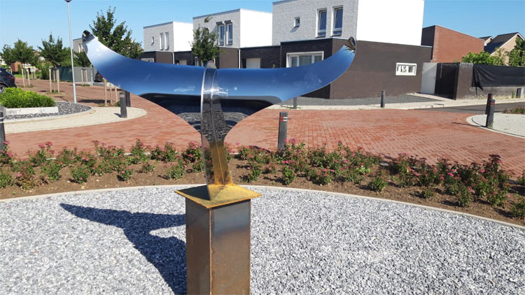 0kunstopdracht modern kunstbeeld van RVS op corten sokkel