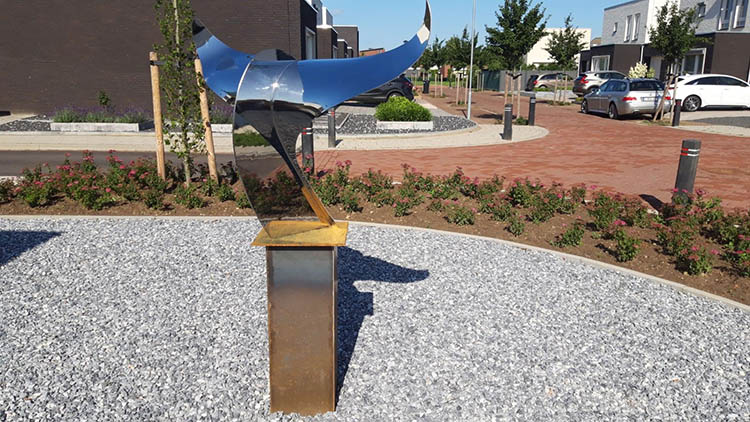 unstopdracht modern sculptuur van RVS op sokkel van corten staal