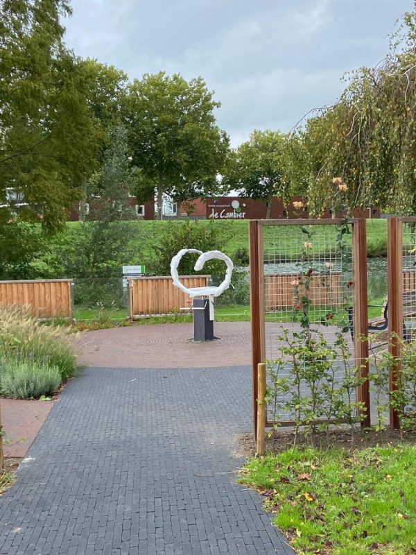 kunst in opdracht RVS sculptuur nog verpakt in de tuin