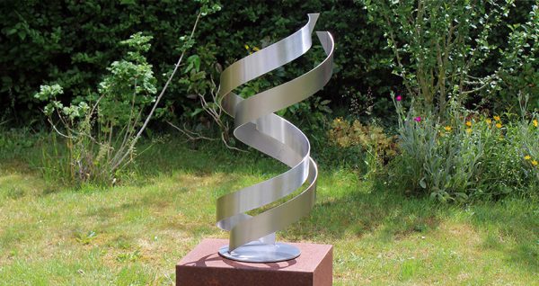 RVS sculptuur abstract geometrisch in de tuin