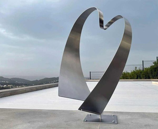 Eigentijds RVS sculptuur hart in Spanje