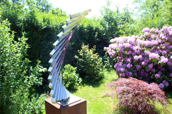 RVS tuinbeeld in zonnige tuin