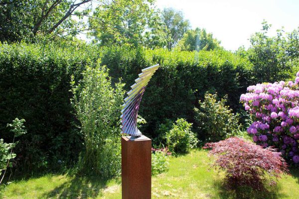 modern beeld van rvs in de tuin