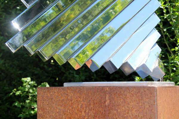detail van abstracte sculptuur van RVS