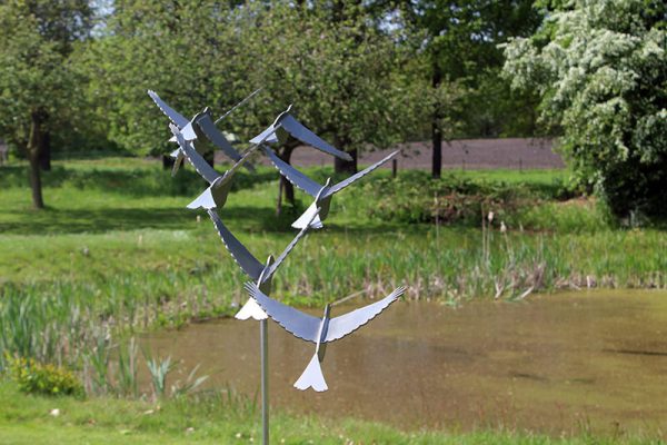 vogelbeeld van rvs aan het water