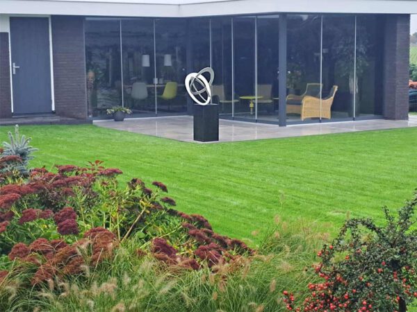 moderne RVS sculptuur op terras voor een villa