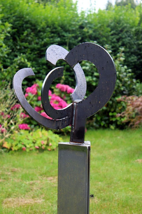 abstract-sculptuur-staal in tuin