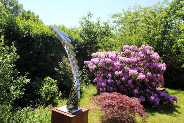 sculptuur van rvs in tuin