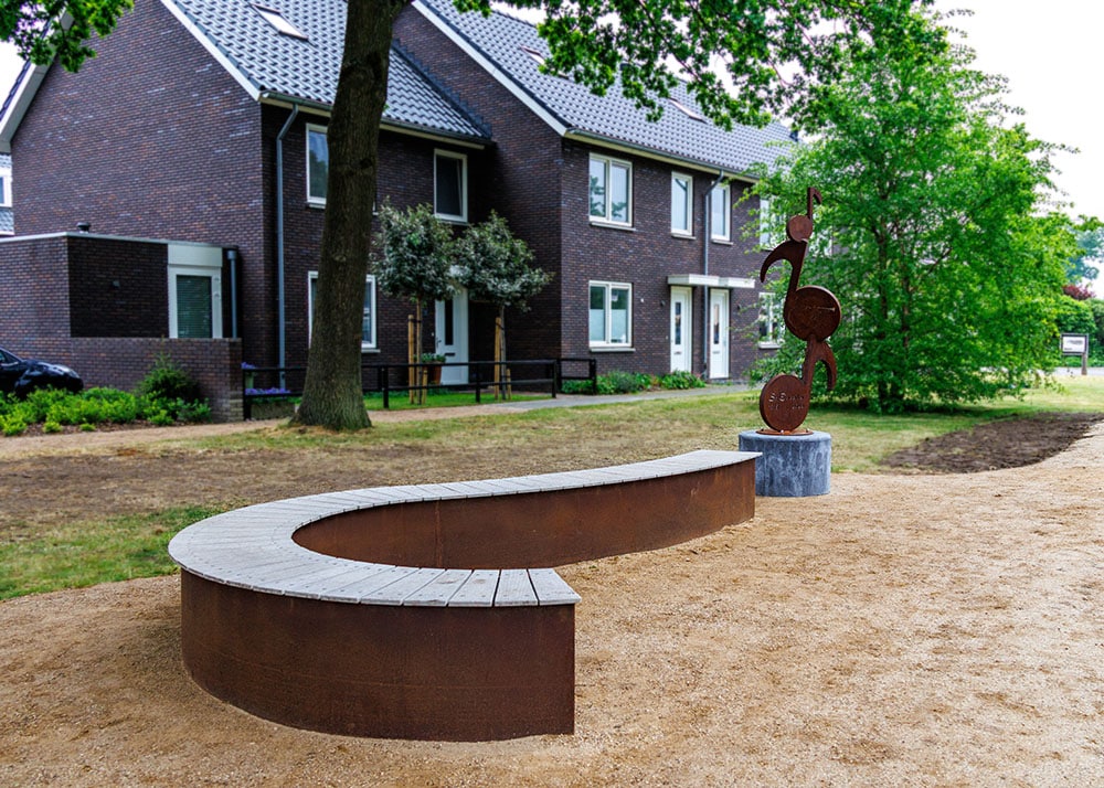 cortenstaal-kunstopdracht-sculptuur-met-bankje