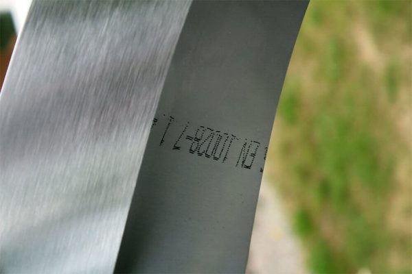 detail RVS sculptuur in opdracht - geslepen en onbehandeld RVS inox
