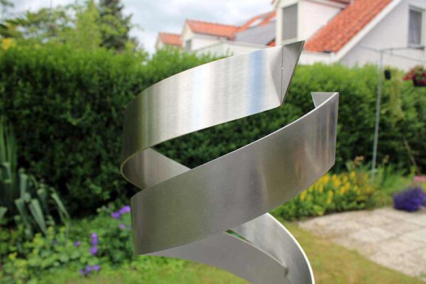 detail RVS sculptuur abstract geometrisch inox