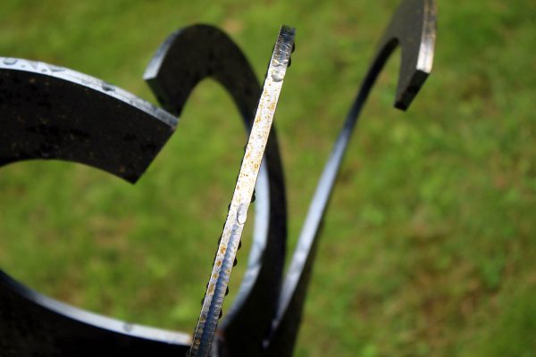 detail van abstracte stalen sculptuur