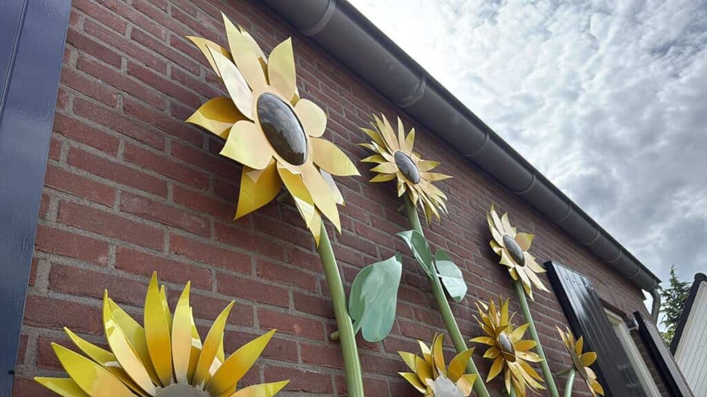 detail-rvs-wandsculptuur-zonnebloemen