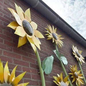 detail-rvs-wandsculptuur-zonnebloemen