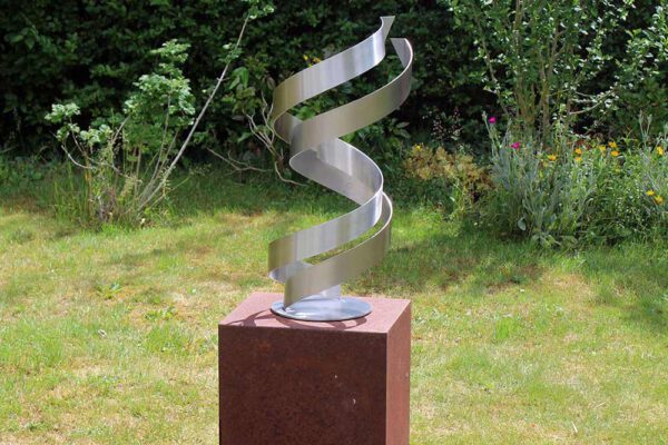geometrisch abstract RVS kunstwerk in de tuin