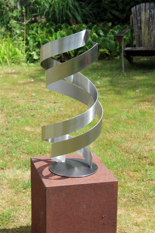 geometrisch abstract kunstwerk RVS