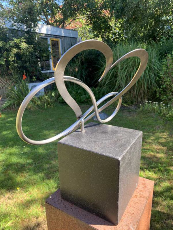 Infinity Statue Rit Hart en oneindigheidsteken - RVS sculptuur in opdracht