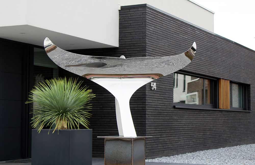 strak en modern kunstwerk van gepolijst RVS