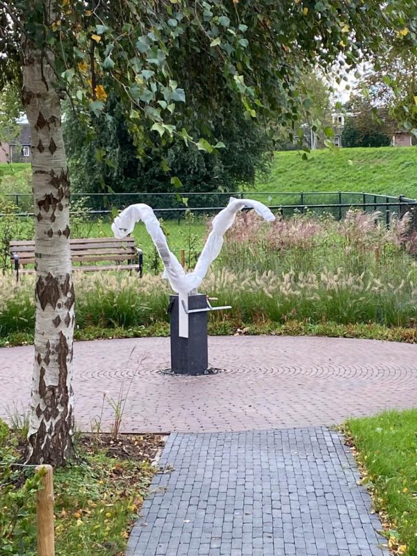 kunstopdracht RVS sculptuur nog verpakt