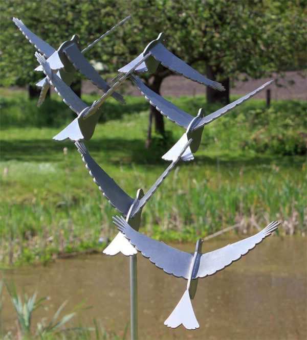 RVS sculptuur puttertjes bij vijver
