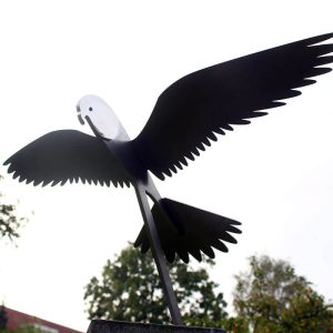 vogelbeeld rvs-sculptuur-biddende-valk-met-gespreide-vleugels