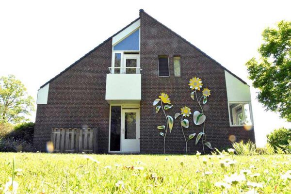 sculptuur aan de wand zonnebloemen